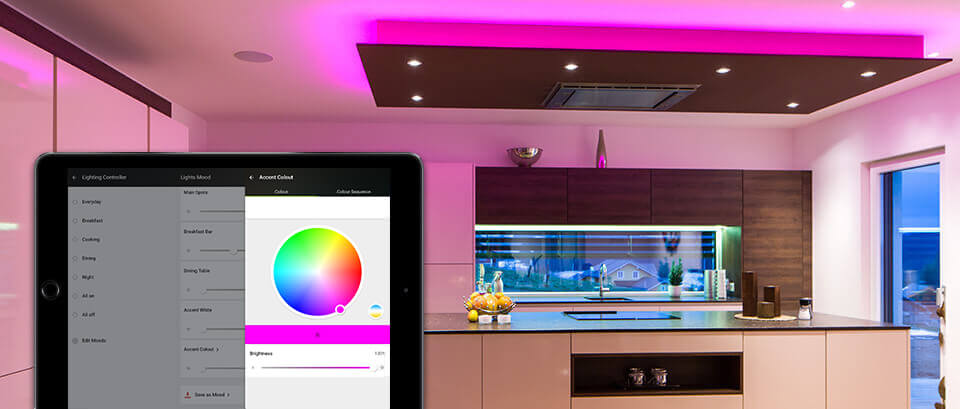 barevné osvětlení v kuchyni a obývacím pokoji