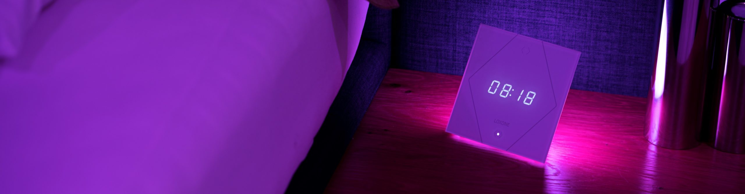 https://www.loxone.com/cscz/wp-content/uploads/sites/7/2021/02/FS-Nightlight-ambiene-purple@2x-scaled-1.jpg